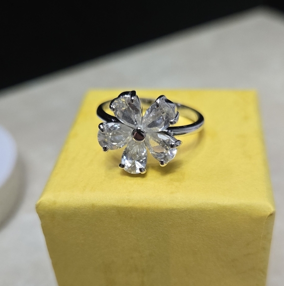 Silver 925 Rhinestones Floral Ring Size 6 Weigt 2g - Picture 12 of 17